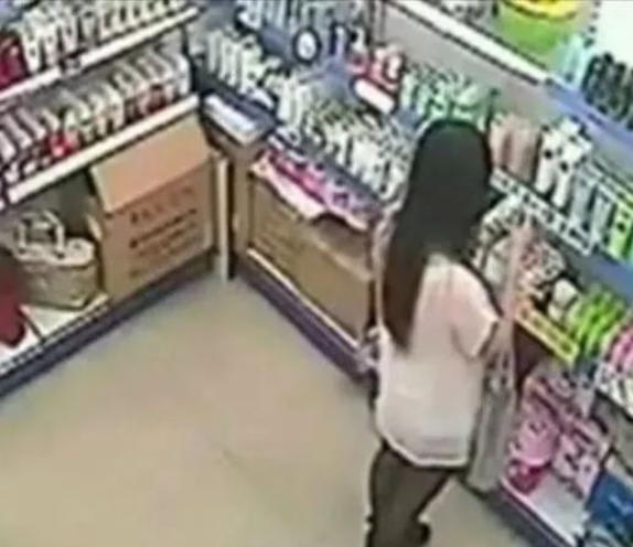 女贼超市行窃被抓，主动要求“肉偿”，事后反悔告对方强奸…