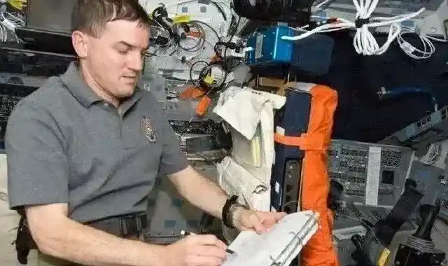 为什么宇航员在太空不用铅笔？圆珠笔在太空中能使用吗？