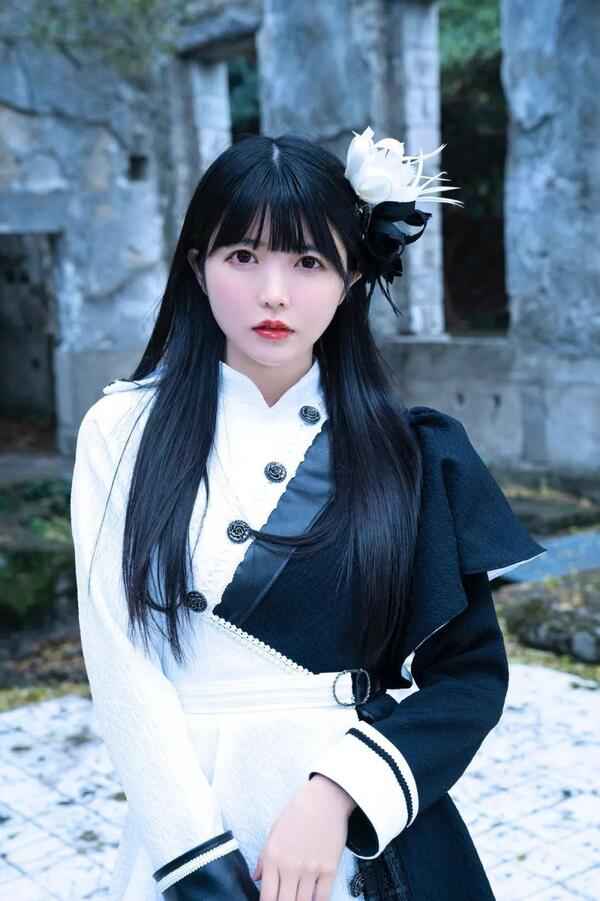 日本女子偶像组合“真っ白なキャンバス”（白布团）首次黑白搭配亮相，你喜欢这样的风格吗？