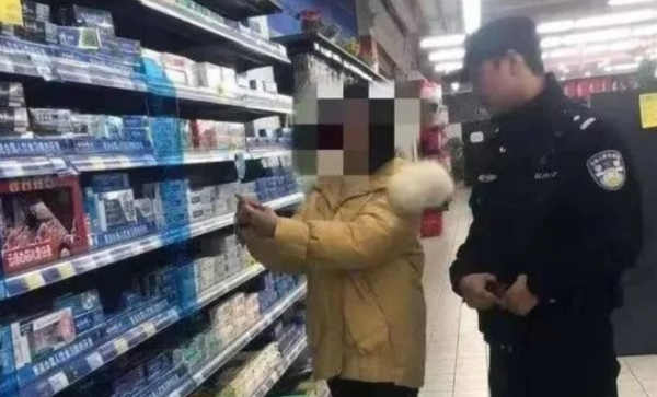 女贼超市行窃被抓，主动要求“肉偿”，事后反悔告对方强奸…