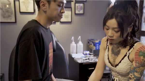 麻豆影视传媒刺青师演员艾秋(好身材+纹身等于极品)，看一次忘不了