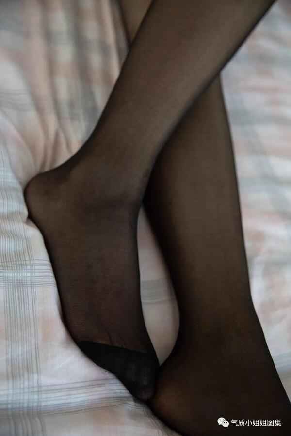 穿黑色袜子的照片丨超薄黑袜高清美女玉足图片