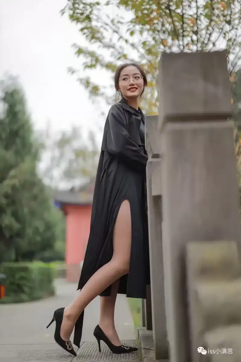 美丽的黑色长裙高跟鞋