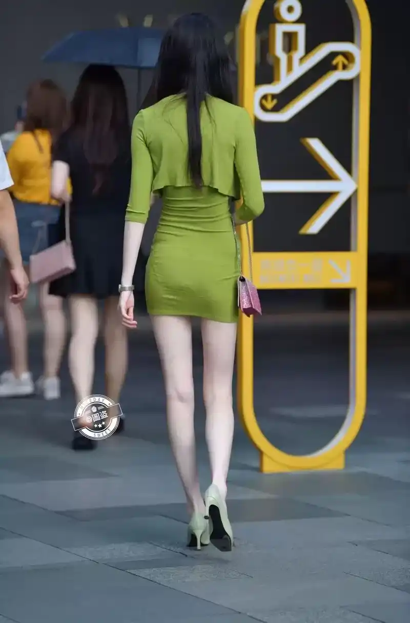 时尚街拍|魅惑绿连衣裙