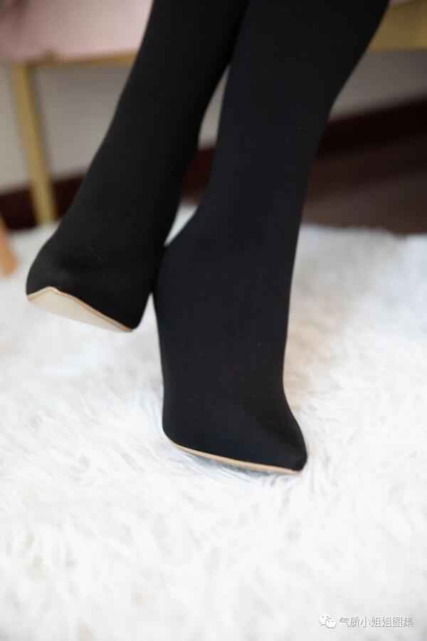 丝袜玉足 | 黑色长袜性感高清美足写真图片