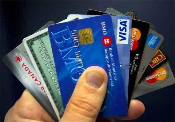 在银行办卡被盯着密码要不要换张卡，建议你这样