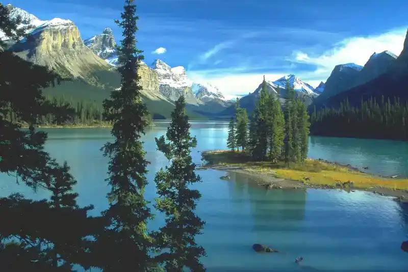 加拿大最美的湖：7个必去的加拿大最美湖泊！看的眼花缭乱