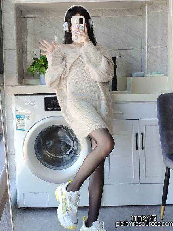 洗衣机前的露肩毛衣配黑丝大长腿御姐