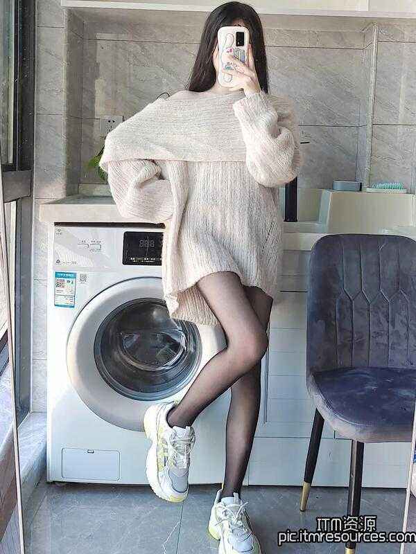 洗衣机前的露肩毛衣配黑丝大长腿御姐