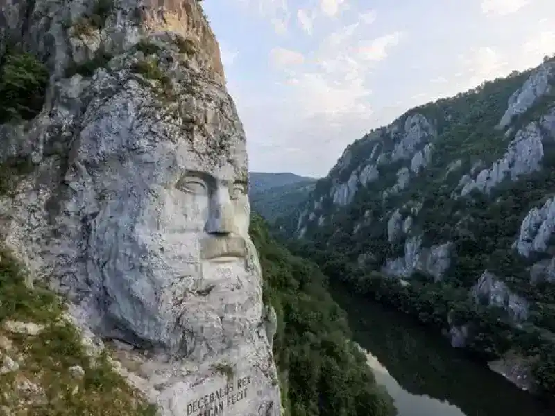 欧洲著名雕像，一张笼罩着河面的国王肖像
