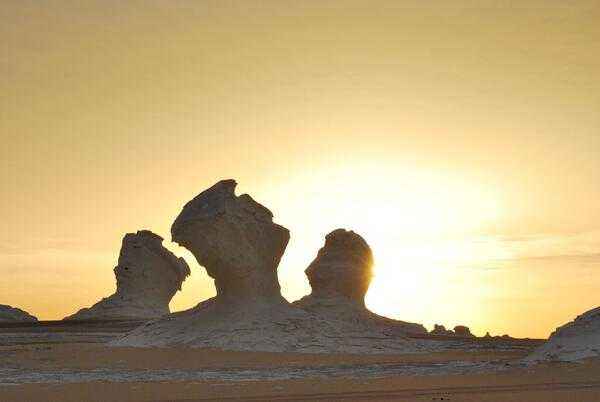 白沙漠图片：在白沙漠享受登月的错觉，感受大自然的鬼斧神工！