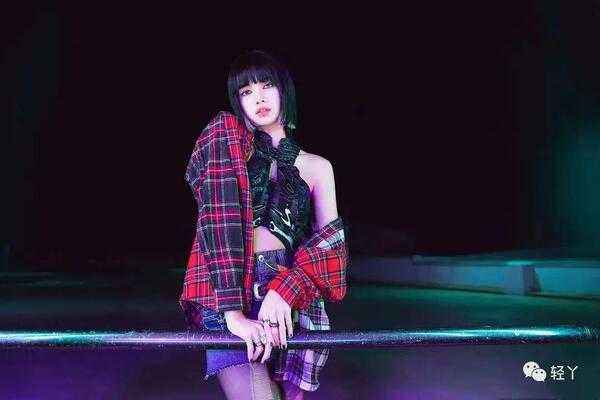 韩国女子团体BLACKPINK主舞Lisa美艳性感的人间芭比，身材堪比建模
