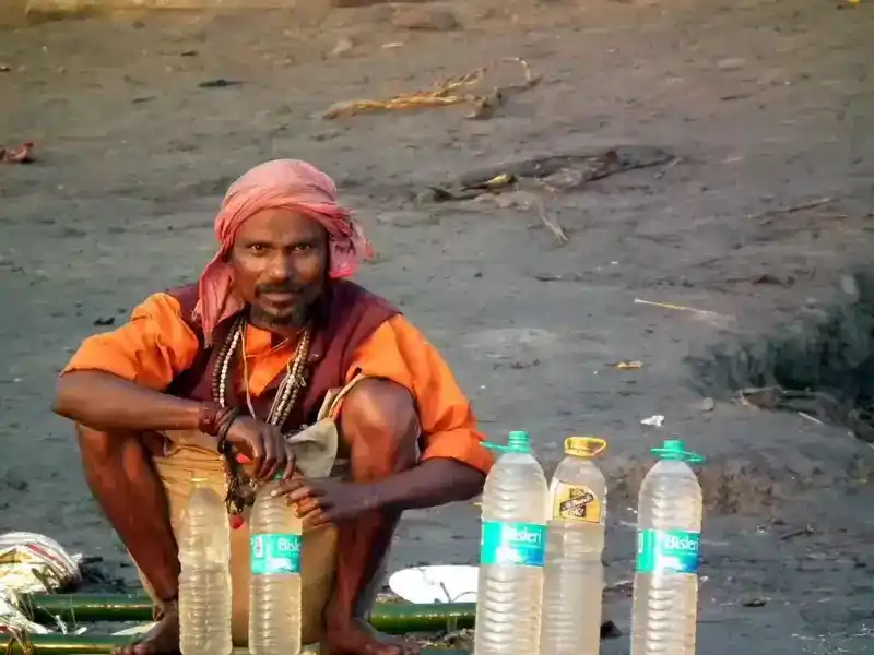 印度缺水到什么程度？贫民渴了就喝恒河脏水，甚至要打300米深井
