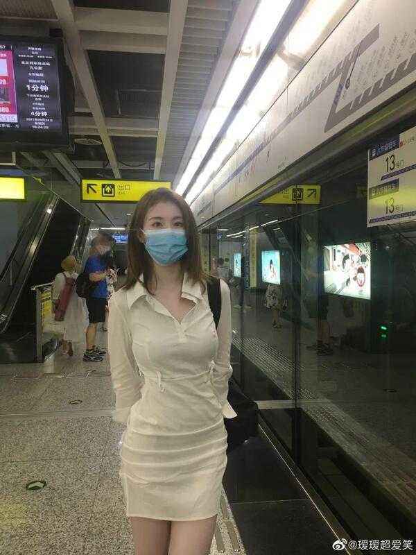 地铁口罩美女 | 火爆全网的黑白制服口罩妹，找到了！