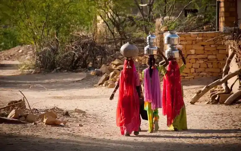 印度缺水到什么程度？贫民渴了就喝恒河脏水，甚至要打300米深井