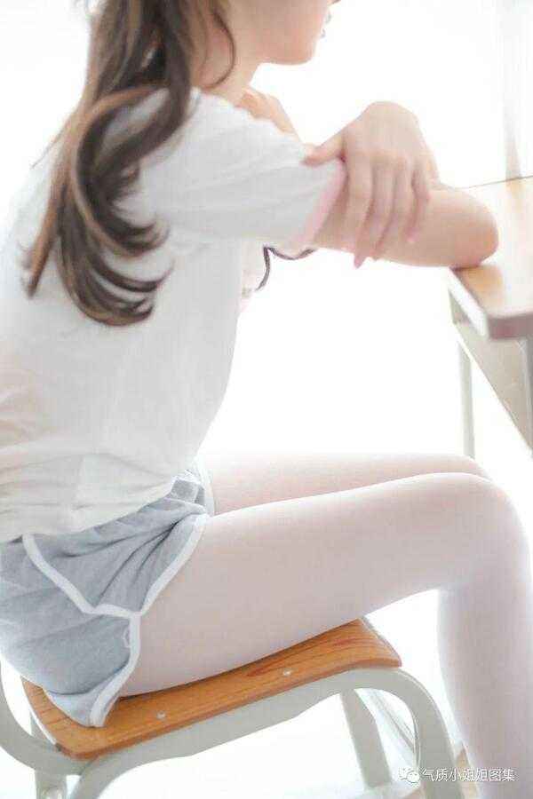丝袜玉足丨白色丝袜美女高清写真图片