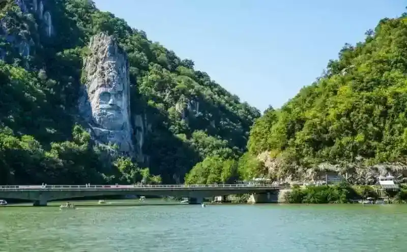 欧洲著名雕像，一张笼罩着河面的国王肖像
