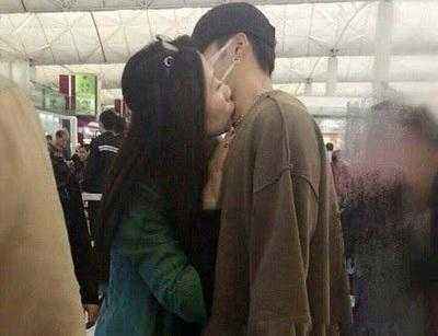 王嘉尔与妈妈接吻怎么回事，有恋母情节吗