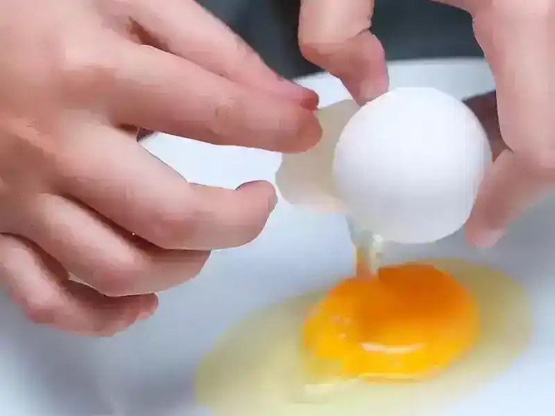 怎样分辨鸡蛋的好坏有什么方法（鸡蛋黄颜色深的好还是浅的好）