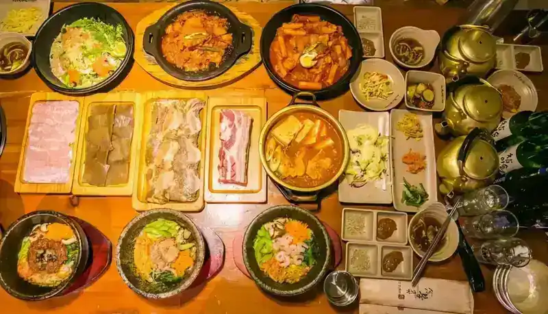 韩国人喜欢吃什么食物？韩国吃泡菜和五花肉的悲伤故事