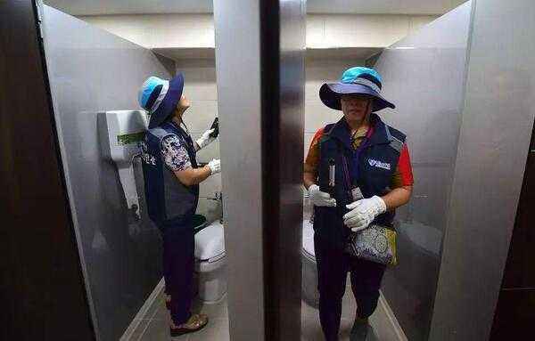 韩国偷拍多严重，女厕里每个洞都要堵上…
