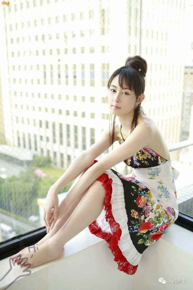 日本女明星秋山莉奈资料简介及高清写真图集
