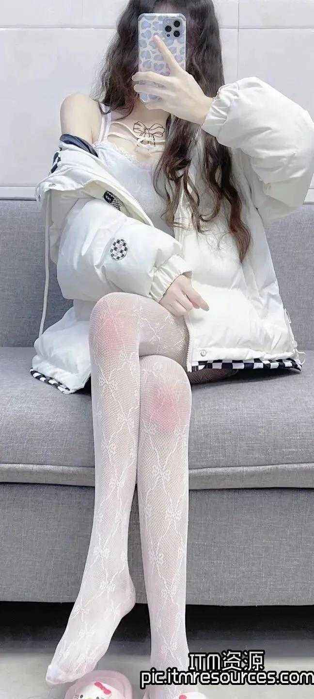 沙发上的白色蕾丝丝袜粉红色膝盖小姐姐